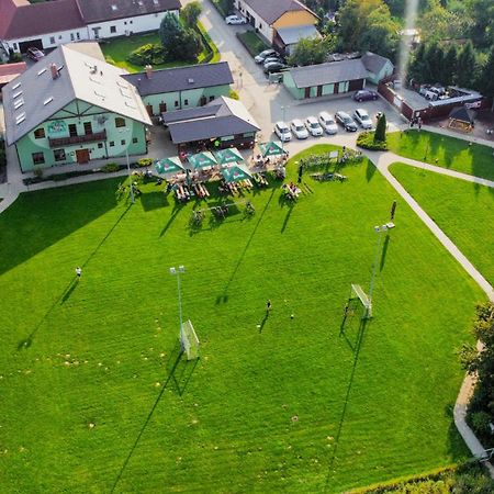 Restaurace A Penzion Kamenec Jilesovice Bagian luar foto