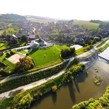 Restaurace A Penzion Kamenec Jilesovice Bagian luar foto