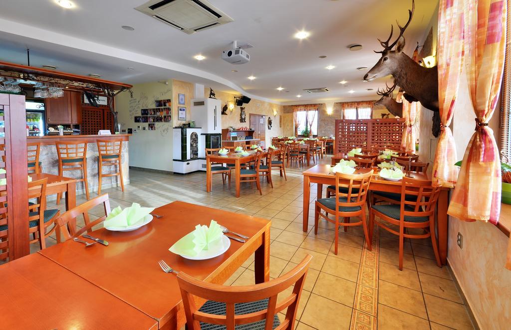 Restaurace A Penzion Kamenec Jilesovice Bagian luar foto