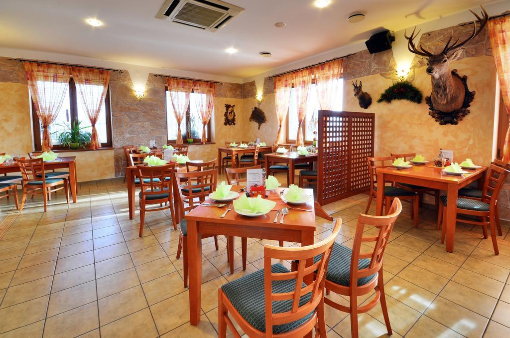 Restaurace A Penzion Kamenec Jilesovice Bagian luar foto