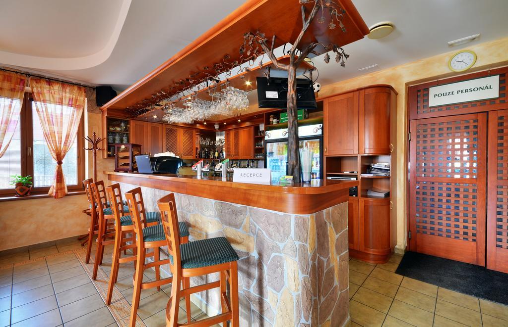 Restaurace A Penzion Kamenec Jilesovice Bagian luar foto