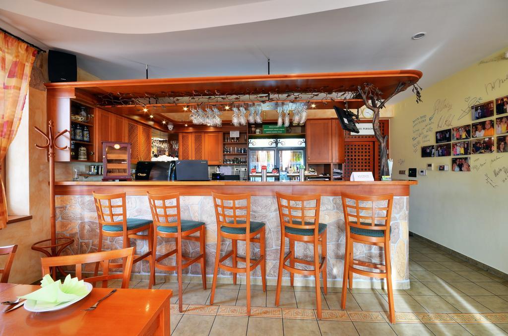 Restaurace A Penzion Kamenec Jilesovice Bagian luar foto
