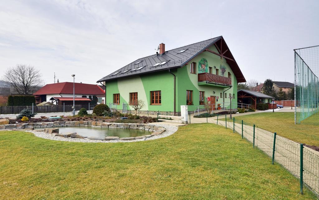 Restaurace A Penzion Kamenec Jilesovice Bagian luar foto