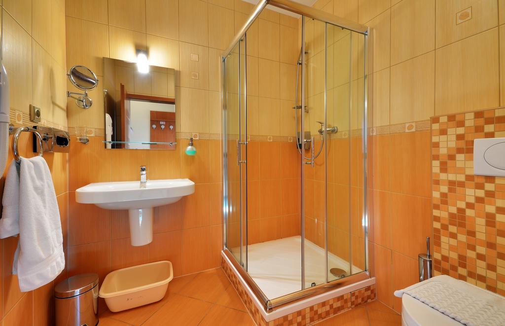 Restaurace A Penzion Kamenec Jilesovice Ruang foto