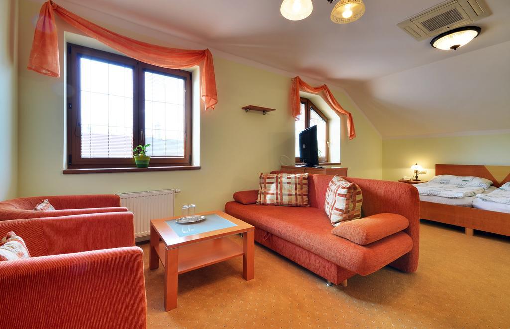 Restaurace A Penzion Kamenec Jilesovice Ruang foto