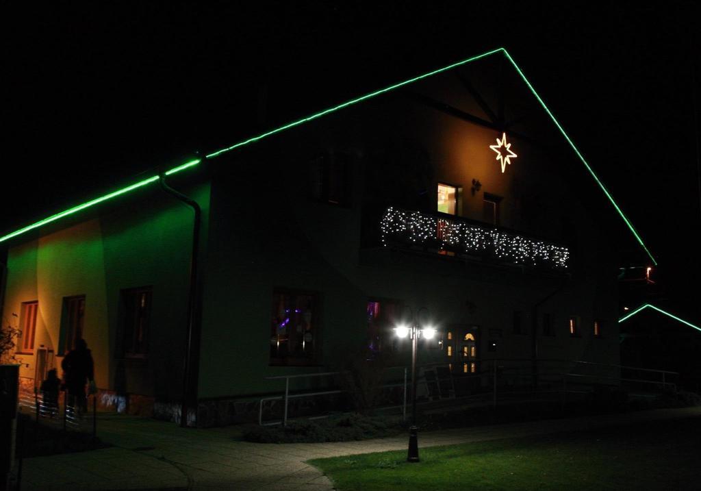 Restaurace A Penzion Kamenec Jilesovice Bagian luar foto