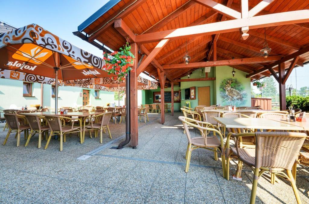 Restaurace A Penzion Kamenec Jilesovice Bagian luar foto