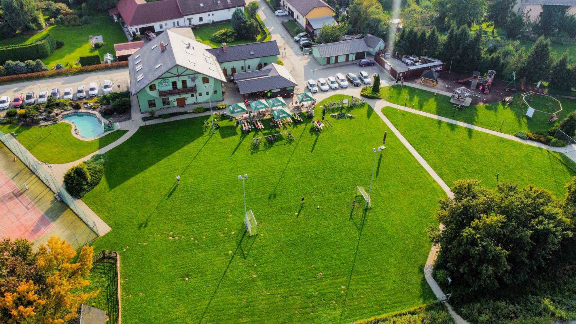 Restaurace A Penzion Kamenec Jilesovice Bagian luar foto