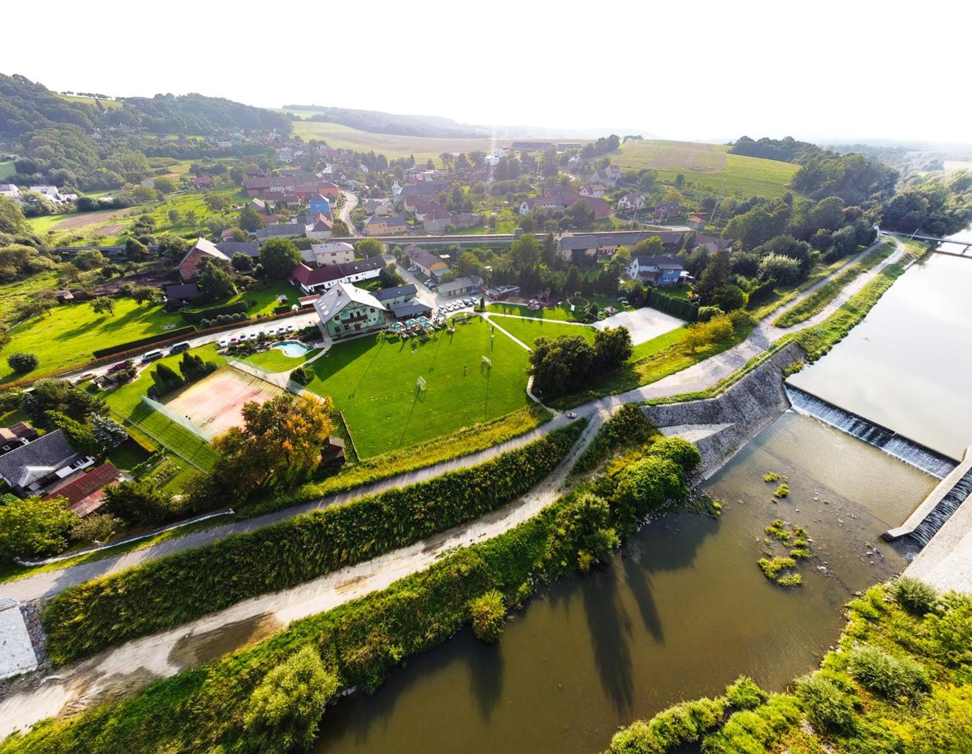 Restaurace A Penzion Kamenec Jilesovice Bagian luar foto